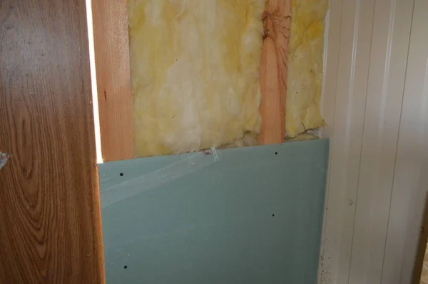 Izolacja ścian i sufitu z wełny mineralnej — Zdjęcie stockowe