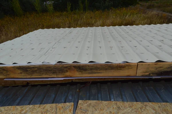 Поливинилхлоридные софиты для изоляции крыши — стоковое фото