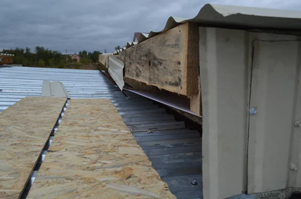 Installation av en vindruta för att skydda taket från vinden — Stockfoto