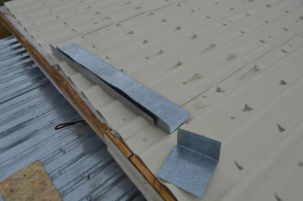 Installation of a windshield to protect the roof from the wind — Stock Photo, Image