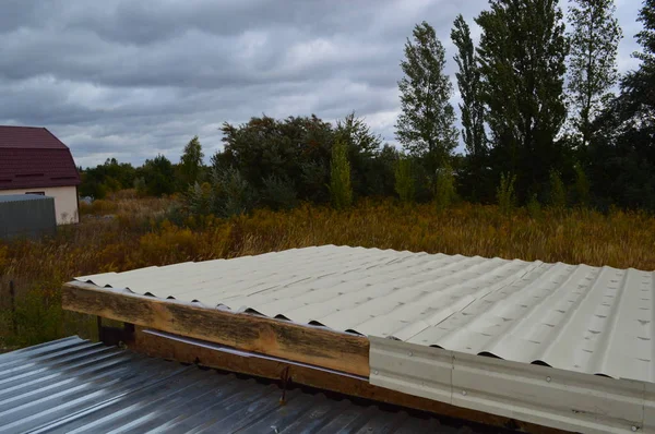 Монтаж лобового скла для захисту даху від вітру — стокове фото