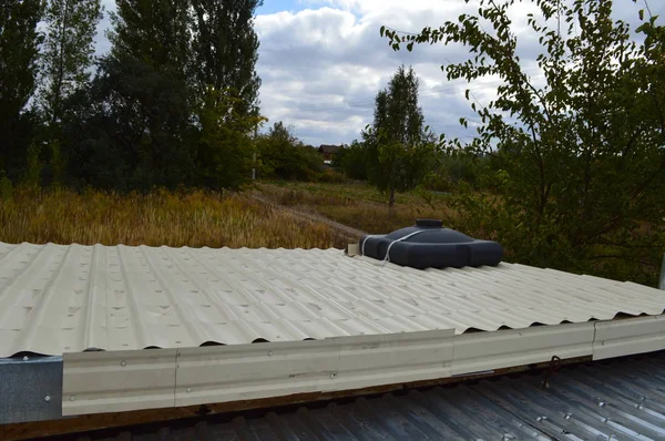 Installation einer Windschutzscheibe zum Schutz des Daches vor dem Wind — Stockfoto