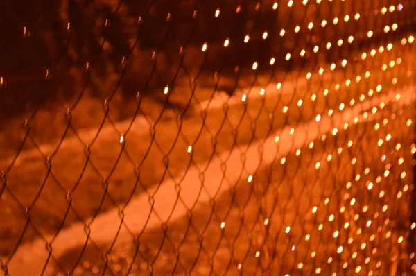 Redes nocturnas encendiendo una linterna — Foto de Stock