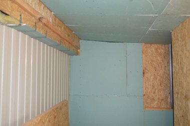 Alçıpan için askıda yapı nın montajı