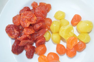 Farklı renklerde meyveler.