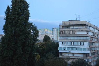 Panorama ve sisli şehrin arka planı