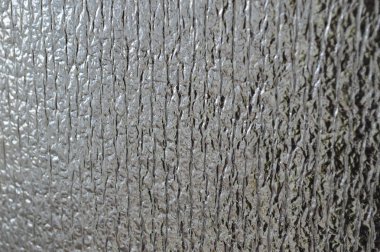 Metal folyo yüzeyi güneşte parlıyor.