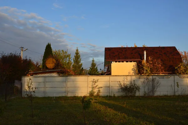 Casa rural pueblo de vacaciones follaje de otoño —  Fotos de Stock