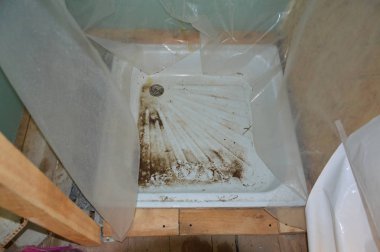 İç mekanda bir ev sahibinin inşaat işi.