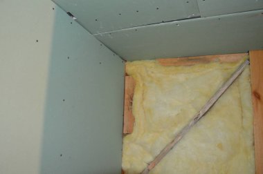 Çerçevenin iç kısmında alçıpan olan yalıtımı