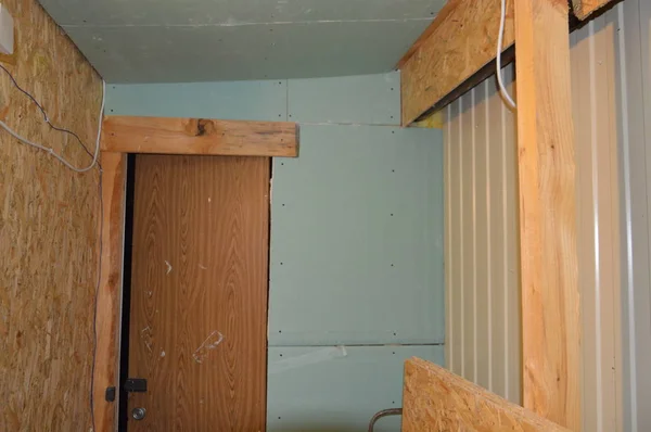 Изоляция каркасного дома с гипсокартонными стенами в интерьере — стоковое фото