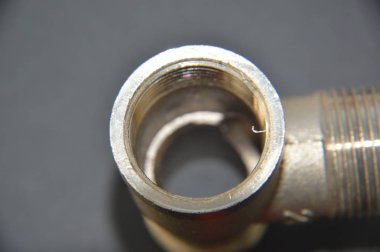 Tesisat parçaları ve ürünler iç cephede yakın planda.