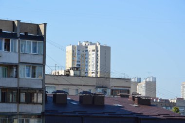 Şehir ağaçlarının ve bitkilerin farklı renklerde sonbahar manzarası