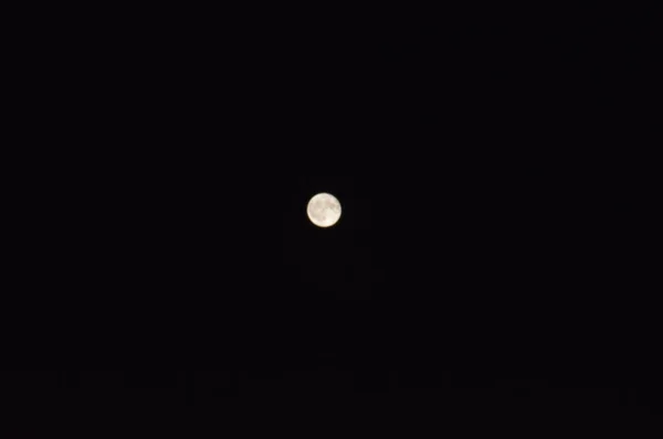 Luna llena en la noche luna primer plano sobre un fondo negro — Foto de Stock