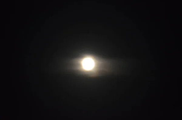 Luna llena en la noche luna primer plano sobre un fondo negro —  Fotos de Stock