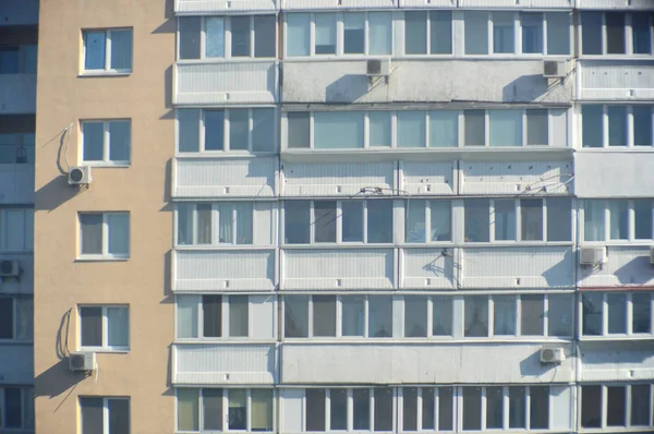 Panorama de janelas noturnas de edifícios de vários andares na cidade — Fotografia de Stock