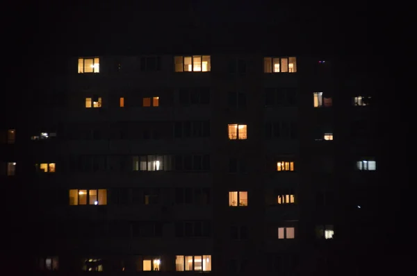 Panorama över nattfönster i flervåningshus i staden — Stockfoto
