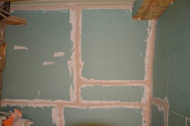 Çatlakları ve duvarları macunu bitirme çözümüne bağlamak