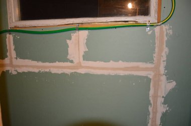 Çatlakları ve duvarları macunu bitirme çözümüne bağlamak