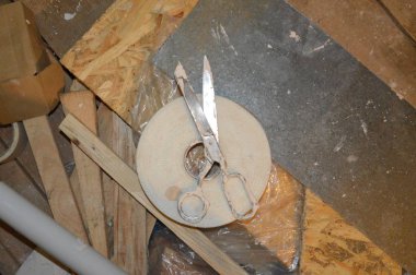 Çatlakları ve duvarları macunu bitirme çözümüne bağlamak