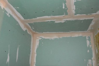 Çatlakları ve duvarları macunu bitirme çözümüne bağlamak