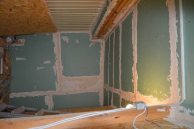 Çatlakları ve duvarları macunu bitirme çözümüne bağlamak