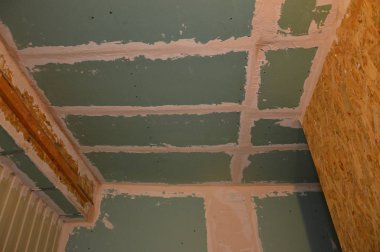 Çatlakları ve duvarları macunu bitirme çözümüne bağlamak