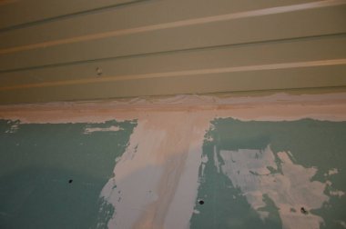 Çatlakları ve duvarları macunu bitirme çözümüne bağlamak