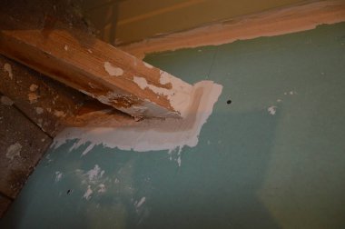 Çatlakları ve duvarları macunu bitirme çözümüne bağlamak