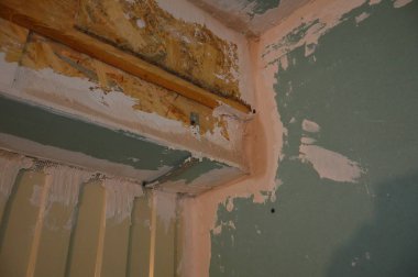 Çatlakları ve duvarları macunu bitirme çözümüne bağlamak