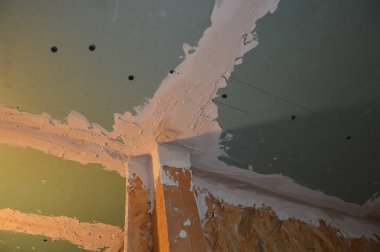 Çatlakları ve duvarları macunu bitirme çözümüne bağlamak