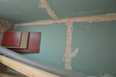 Çatlakları ve duvarları macunu bitirme çözümüne bağlamak