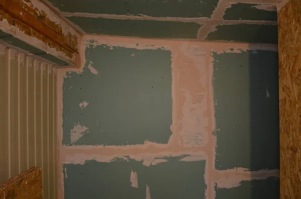 Colocar paredes e rachaduras com uma solução de acabamento de massa de vidraceiro — Fotografia de Stock