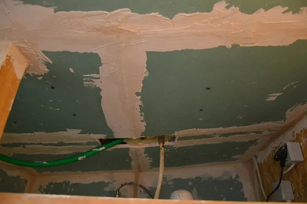 Çatlakları ve duvarları macunu bitirme çözümüne bağlamak