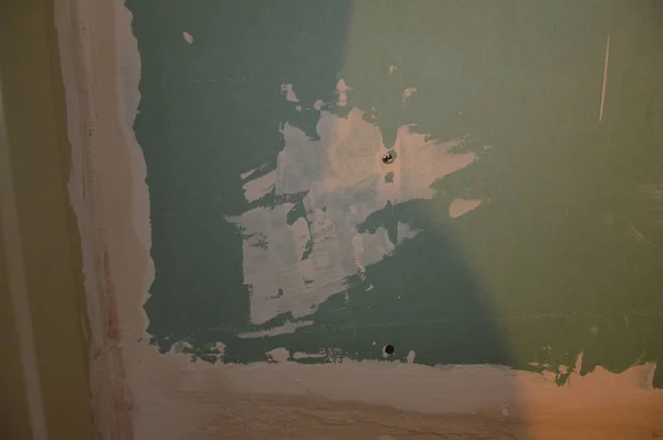 Pasta pareti e crepe con una soluzione di finitura stucco — Foto Stock