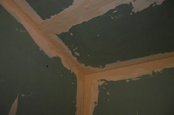 Помещение стен и трещин с решением отделки шпаклевки — стоковое фото