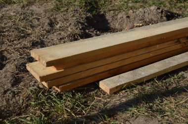 Uzun tahtalardan bir raf rafı yapmak