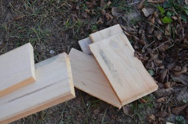 Uzun tahtalardan bir raf rafı yapmak