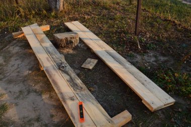 Uzun tahtalardan bir raf rafı yapmak