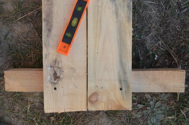 Uzun tahtalardan bir raf rafı yapmak