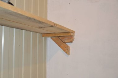 Uzun tahtalardan bir raf rafı yapmak