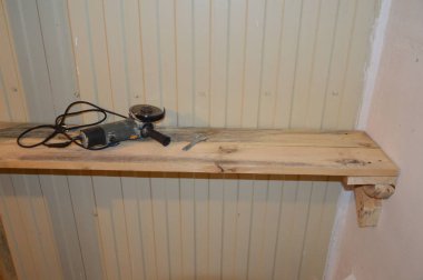 Uzun tahtalardan bir raf rafı yapmak