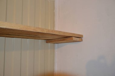Uzun tahtalardan bir raf rafı yapmak