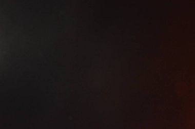 Karanlık gökyüzündeki ay Samanyolu galaksisiyle çevrilidir.