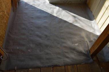 Rüzgarın korumasını ve döşemeyi tahtalar arasındaki tahtalardan korur.