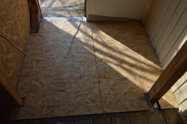 Rüzgarın korumasını ve döşemeyi tahtalar arasındaki tahtalardan korur.