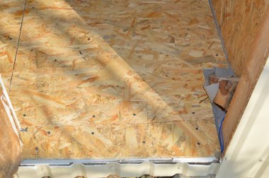 Rüzgarın korumasını ve döşemeyi tahtalar arasındaki tahtalardan korur.