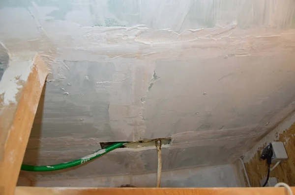 Pintura de parede no interior com tinta branca à base de água — Fotografia de Stock