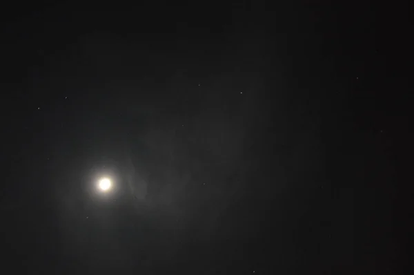 La luna nel cielo oscuro circondata dalla galassia della Via Lattea — Foto Stock