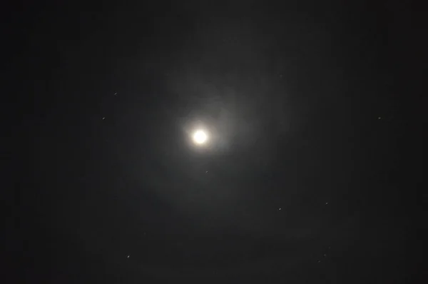 Луна в темном небе, окруженная галактикой Млечный Путь — стоковое фото